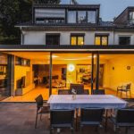 Wintergarten mit beleuchtetem Dachrand in der Abenddämmerung