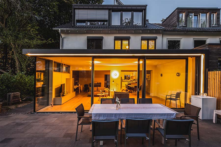 Wintergarten mit beleuchtetem Dachrand in der Abenddämmerung