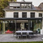 Design-Wintergarten mit großer Verglasung und Schiebetür zur Terrasse