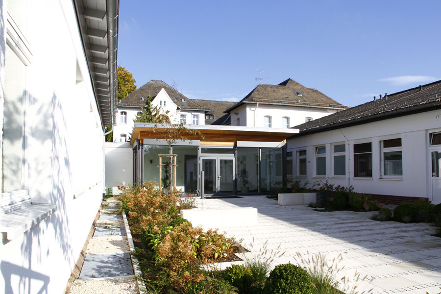 holz-alu-konstruktion-anbau-klinik.jpg