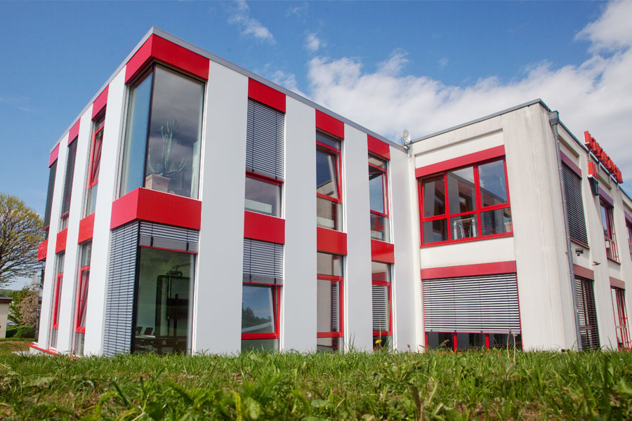 natuerliche-materialien-bei-buero-anbau.jpg