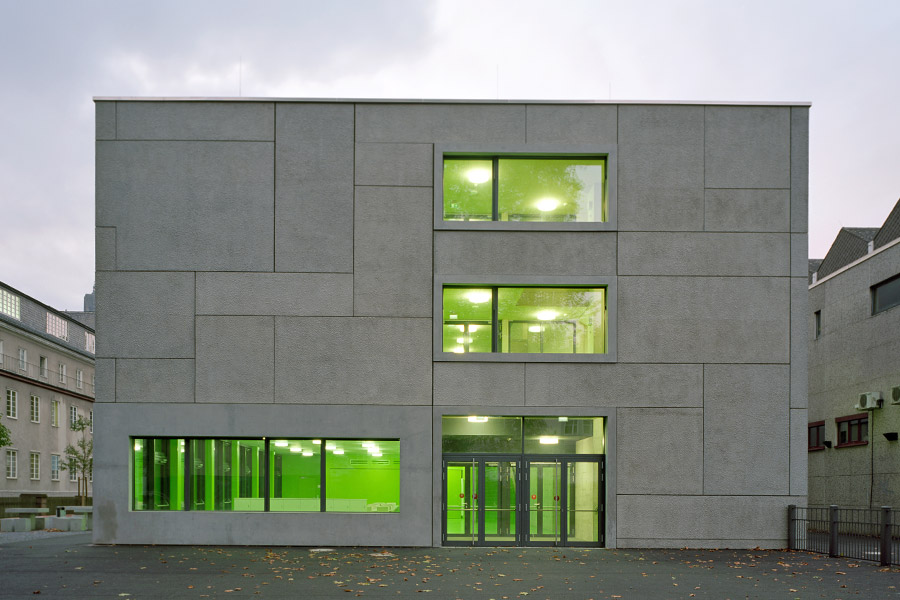 oekonomische-passivhaus-fassade-russ.jpg