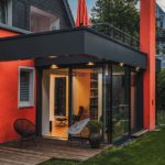 Moderner Anbau mit Dachterrasse