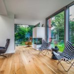 Anbau mit großen Glasflächen