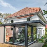 Moderner Anbau an Wohnhaus in Holzbauweise mit Holzfassade und Glasfassade