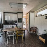 Ferienhaus in Modulbauweise mit natürlichen Holzoberflächen im Innenraum