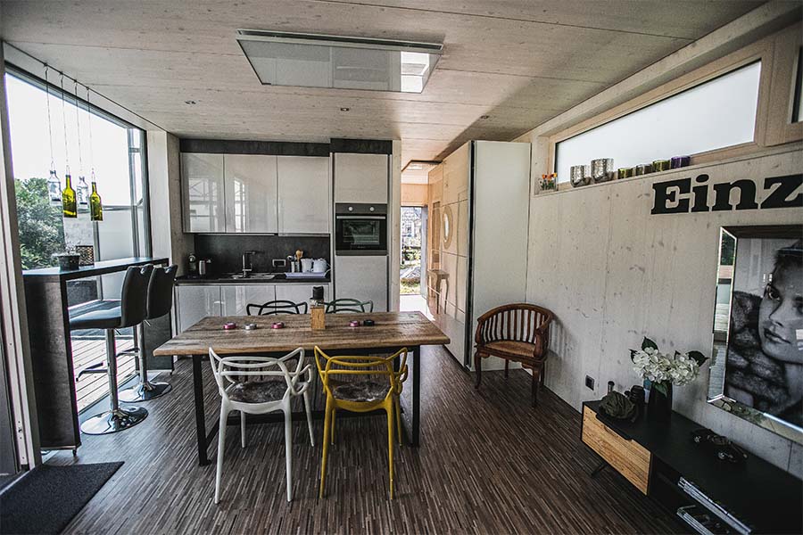 Ferienhaus in Modulbauweise mit natürlichen Holzoberflächen im Innenraum