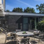 Holzanbau in Modulbauweise mit horizontaler Lärchenholzfassade