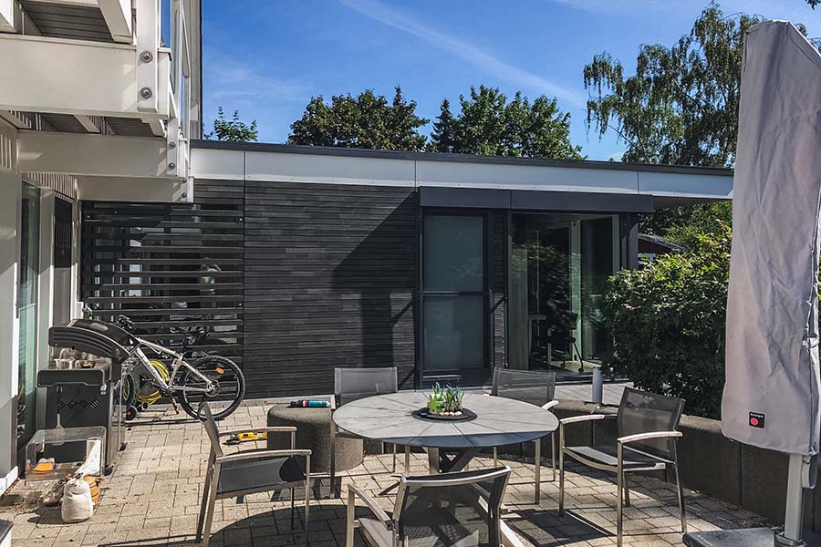 Holzanbau in Modulbauweise mit horizontaler Lärchenholzfassade
