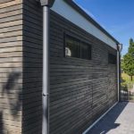 Massivholz-Anbau in Modulbauweise mit horizontaler Lärchenholzfassade
