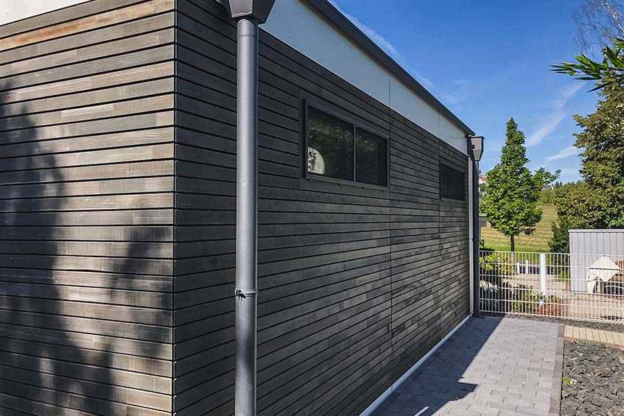 Massivholz-Anbau in Modulbauweise mit horizontaler Lärchenholzfassade