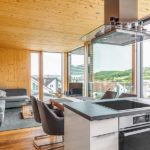 Wohnzimmer in Modulgebäude mit schöner Aussicht