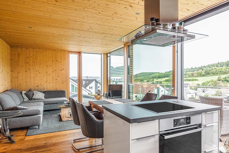 Wohnzimmer in Modulgebäude mit schöner Aussicht