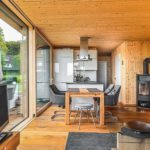 Modernes Modulhaus aus Holz und Glas