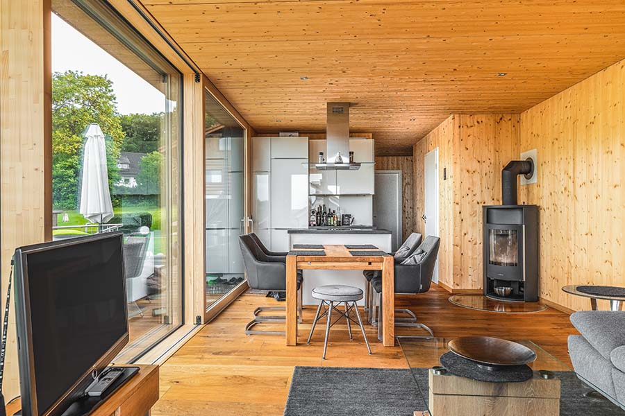 Modernes Modulhaus aus Holz und Glas