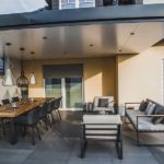 Gemütliche Terrasse mitTerrassendach, verkleidete Deckenuntersicht mit integrierter Beleuchtung