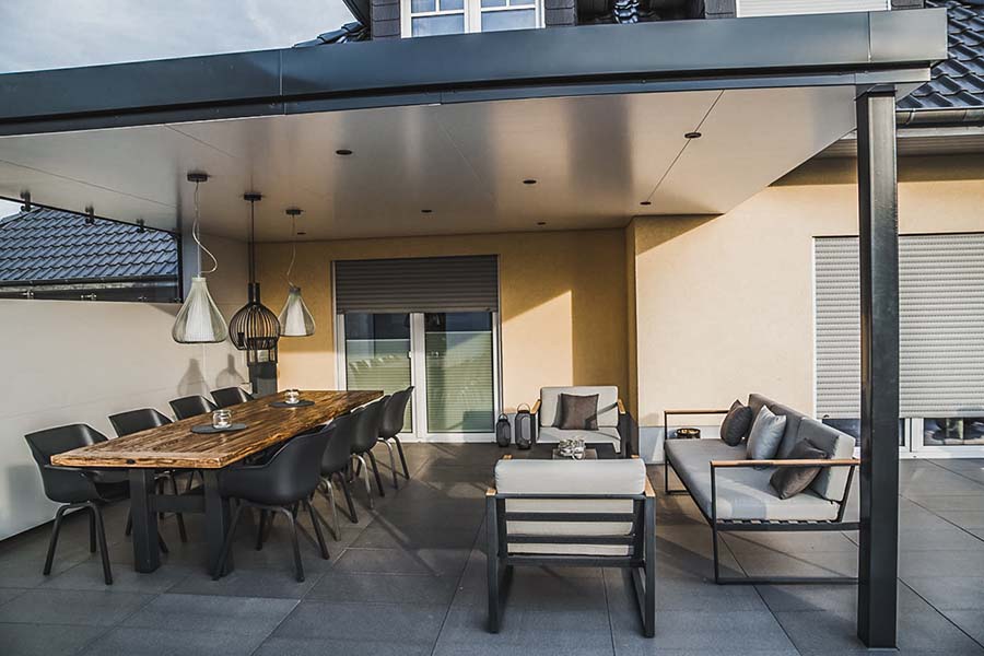 Gemütliche Terrasse mitTerrassendach, verkleidete Deckenuntersicht mit integrierter Beleuchtung