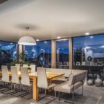 Wintergarten als Esszimmer mit integrierter Beleuchtung