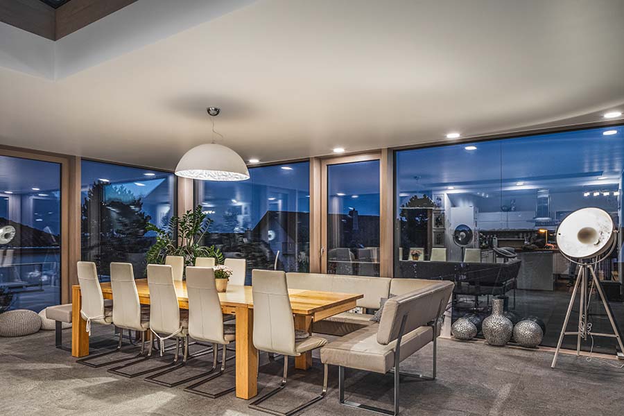 Wintergarten als Esszimmer mit integrierter Beleuchtung