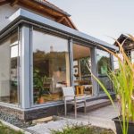 Wintergarten in Holz-ALuminium-Bauweise mit im Dachrand integrierter Beschattung
