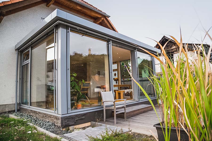 Wintergarten in Holz-ALuminium-Bauweise mit im Dachrand integrierter Beschattung