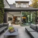 Wintergarten mit barrierefreiem Zugang zum Garten durch raumhohe, filigrane Schiebetür