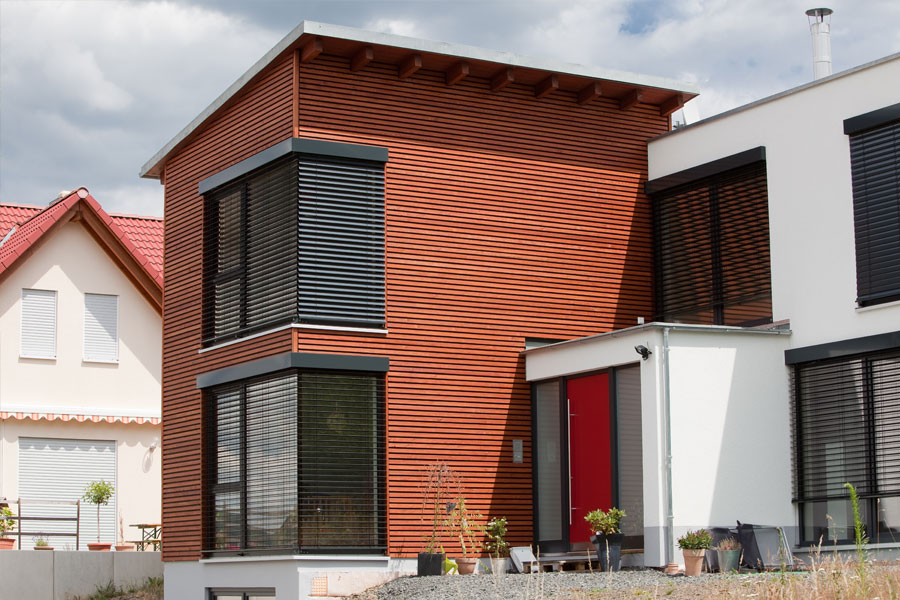 wohnhaus-neubau-design-holz-glas.jpg